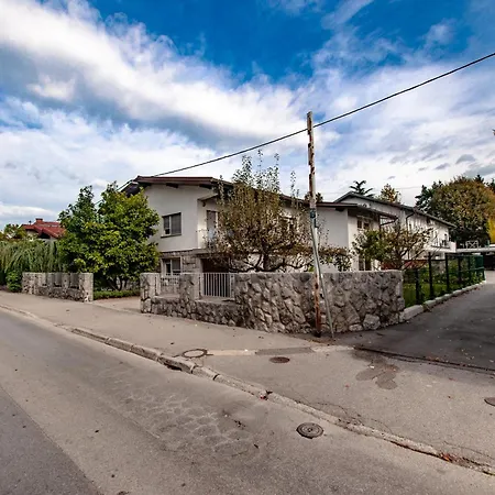 Vipavska House Hostel *