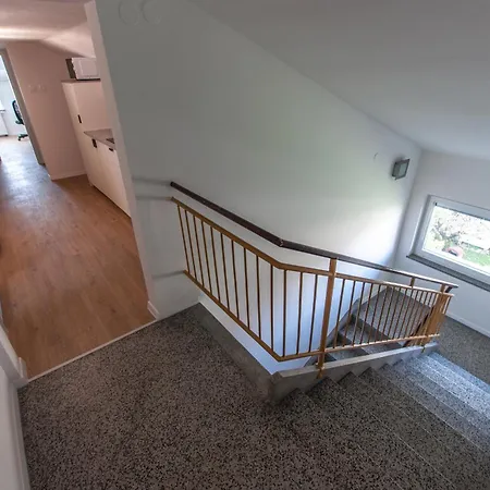 Vipavska House אכסניה *